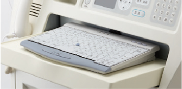 不要なときは収納できるスライド式キーボードトレイ付き