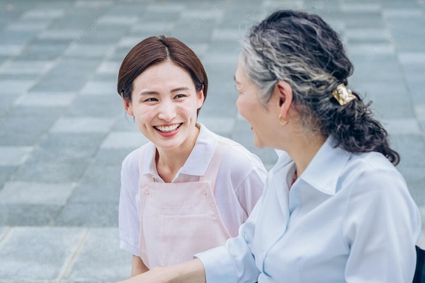 高齢者と話す女性介護士