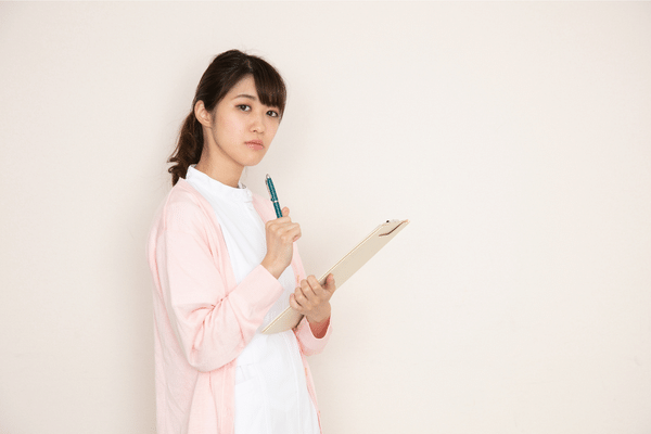 複雑な表情をしている看護師